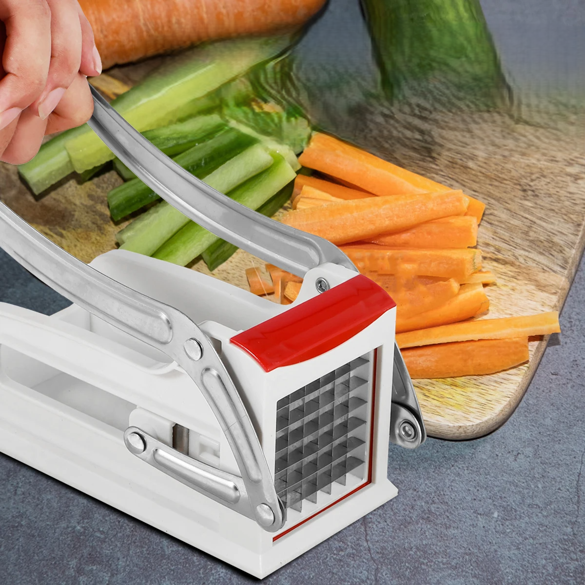 coupe frite multifonction coupant des carottes