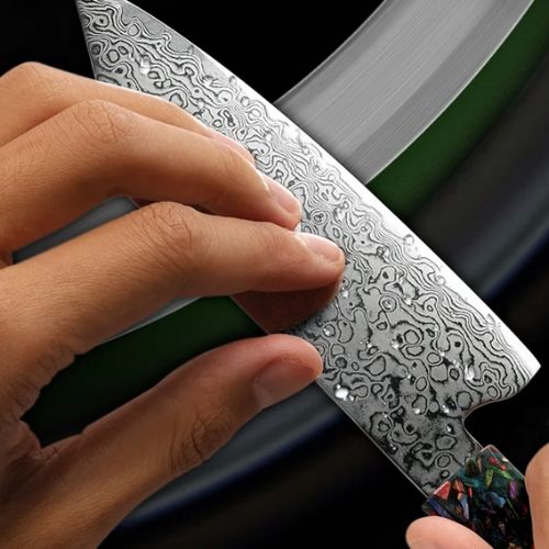 couteau japonais damas aiguisé sur une meule