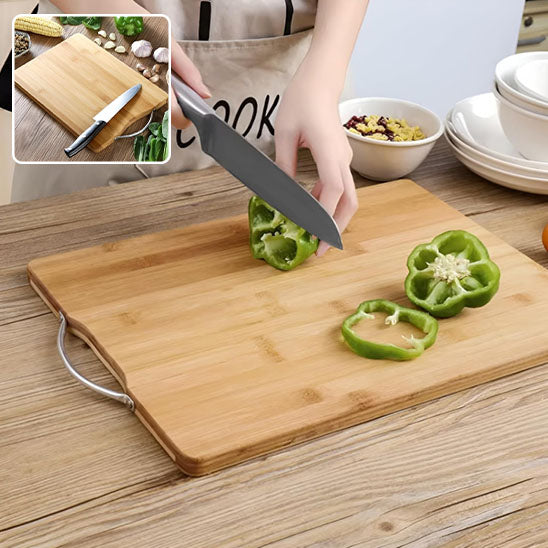 La planche à découper bois coupe un piment vert.