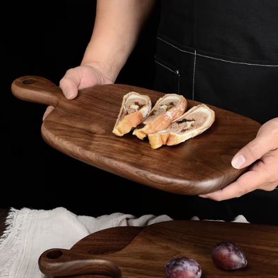 Planche à découper bois qui peut servir de plateau.