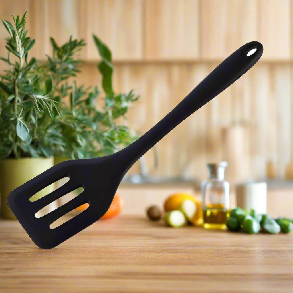 La couleur de la spatule est noire.