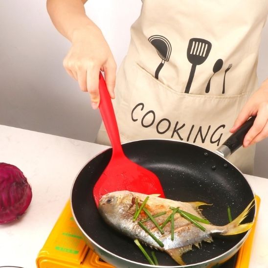 Spatule avec un poisson.