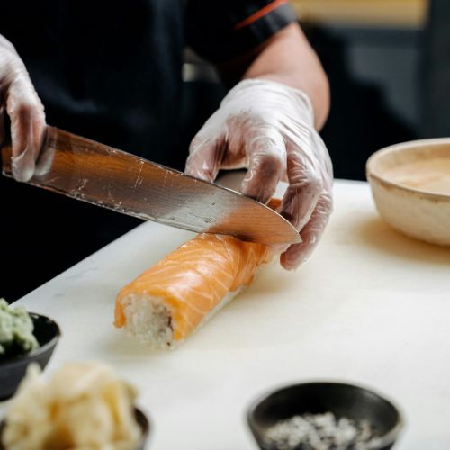Couteau japonais coupant un sushi