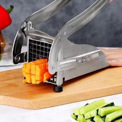 Coupe frite qui coupe une carotte