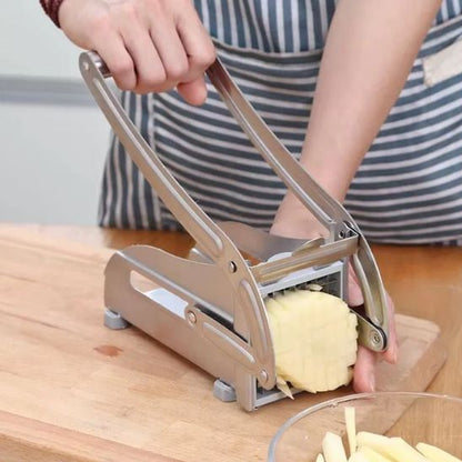 Coupe frite en train de couper une pomme de terre 