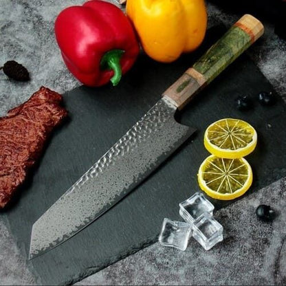 Le couteau japonais sur une planche avec des aliments.