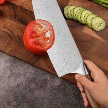 Couteau japonais coupe une tomate.