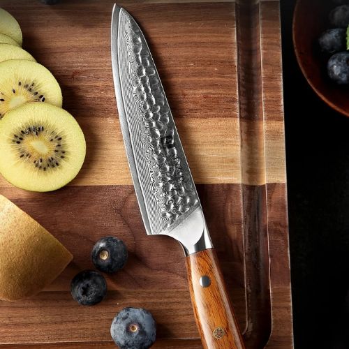 couteau japonais santoku couteau sur une planche a decouper bois