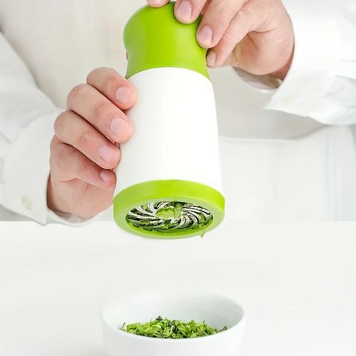 Utilisation du hachoir manuel - mécanisme à tourner pour hacher herbes
