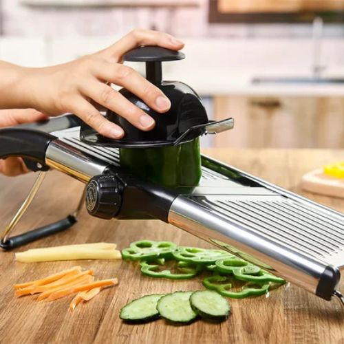 Mandoline cuisine professionnelle en train de trancher des concombres