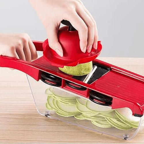 Mandoline cuisine rouge avec accessoires et protège-doigts
