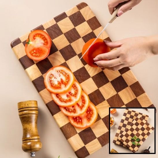 La planche qui coupe une belle grosse tomate.