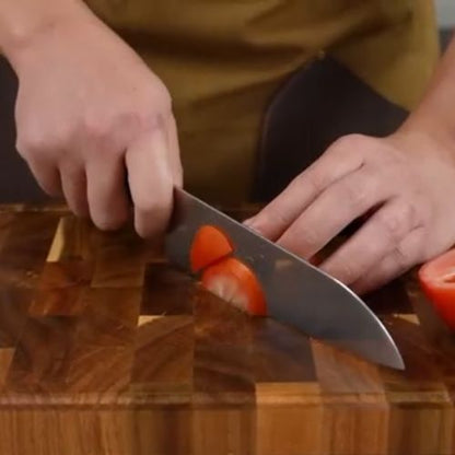 La planche à découper sert à plusieurs aliments.