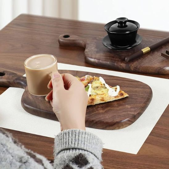 Belle planche à découper qui est comme une assiette.