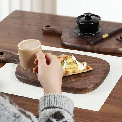 Belle planche à découper qui est comme une assiette.