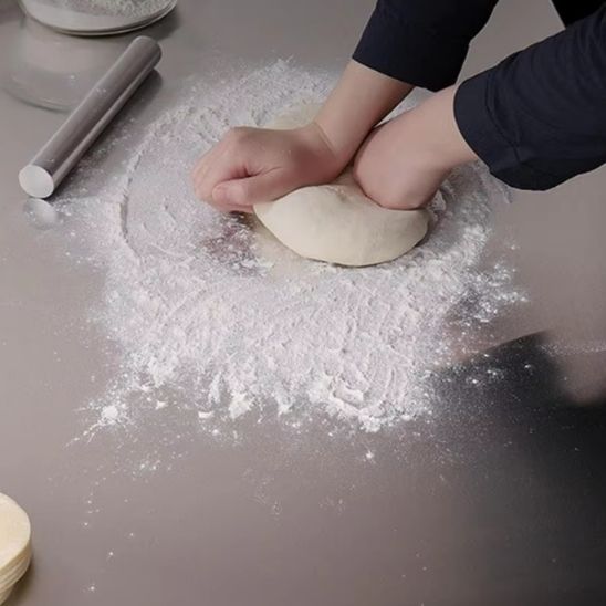 La planche qui montre à pétrir la pâte