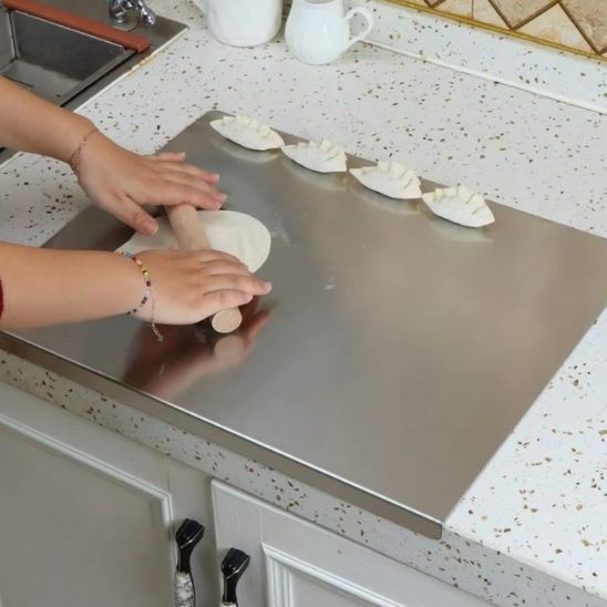 La planche en train de rouler des ravioli
