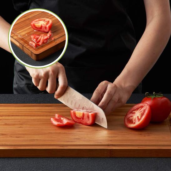 Une tomate se fait couper sur cette planche