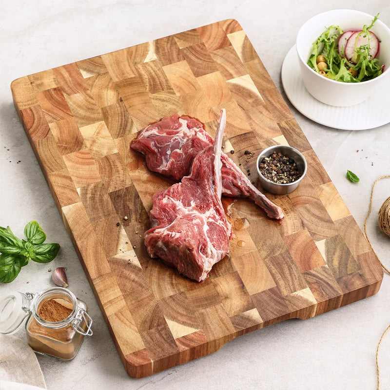 Planche avec un morceau de viande.