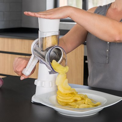 Râpe à légumes manuelle rotative en action
