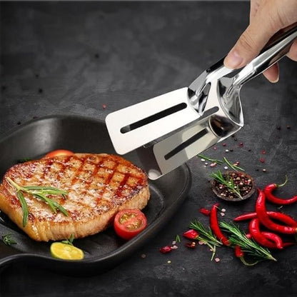 Spatule qui ressemble à une pine tourne un morceau de viande.