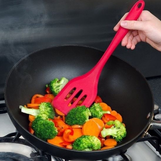 Spatule en train de mélanger des légumes