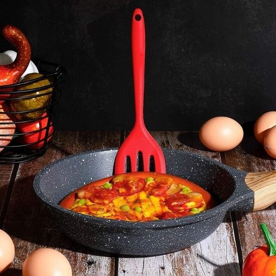 Spatule tourne une pizza.