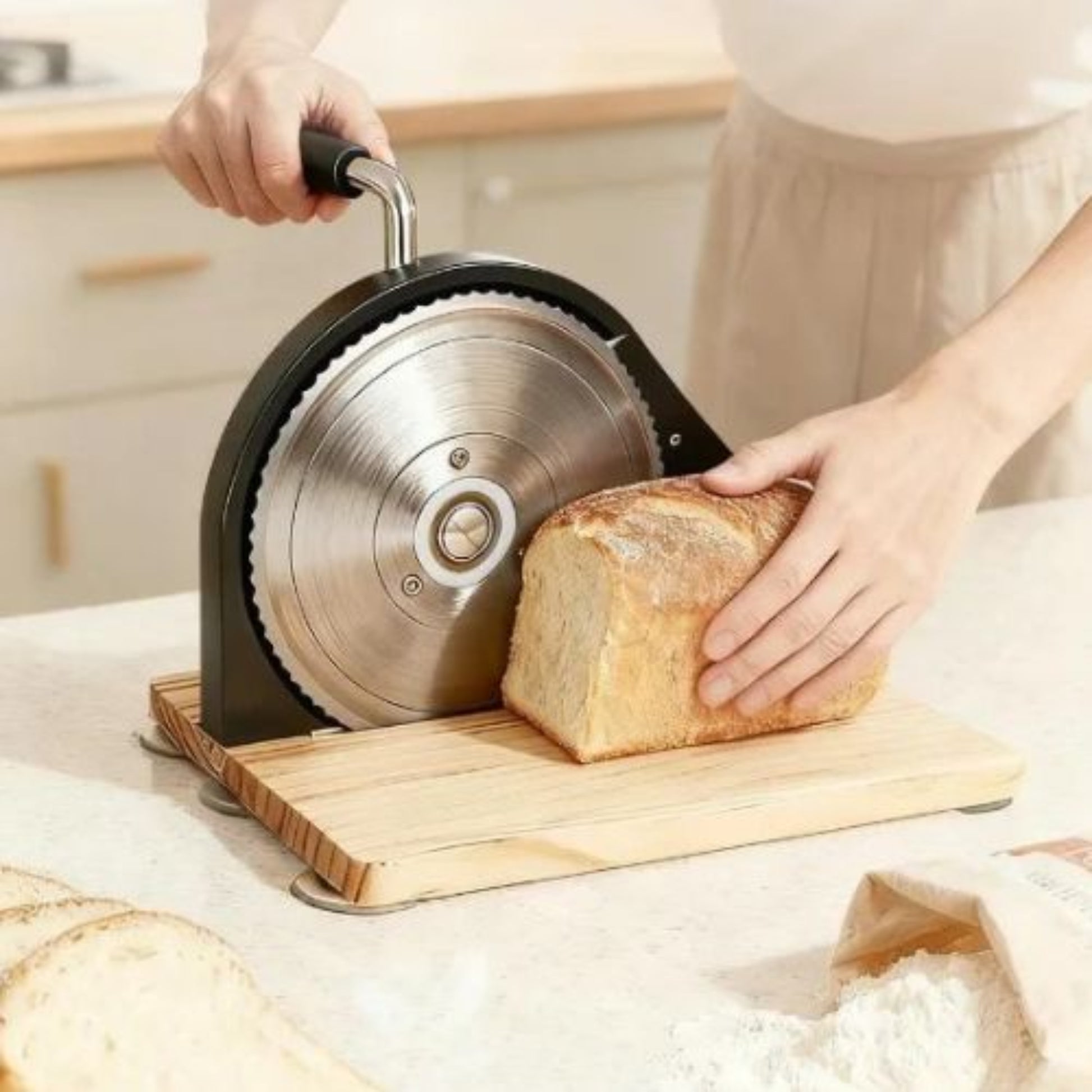 Trancheuse à pain manuelle coupant du pain frais en tranches régulières