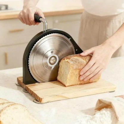 Trancheuse à pain manuelle coupant du pain frais en tranches régulières